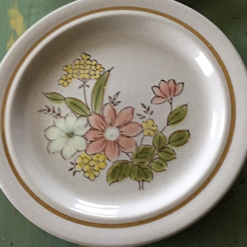 Kingsbury Stoneware Collection Dessert Plates in Floral good condition.